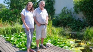 Karin und Wolfgang Knoll bei ihrem „Paradies“, wie sie den Schwimmteich nennen, der auch die ...