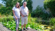 Karin und Wolfgang Knoll bei ihrem „Paradies“, wie sie den Schwimmteich nennen, der auch die ...