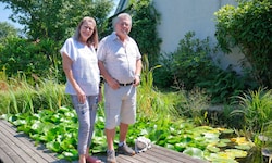 Karin und Wolfgang Knoll bei ihrem „Paradies“, wie sie den Schwimmteich nennen, der auch die ...