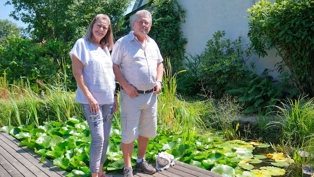 Karin und Wolfgang Knoll bei ihrem „Paradies“, wie sie den Schwimmteich nennen, der auch die ...
