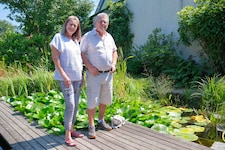 Karin und Wolfgang Knoll bei ihrem „Paradies“, wie sie den Schwimmteich nennen, der auch die ...