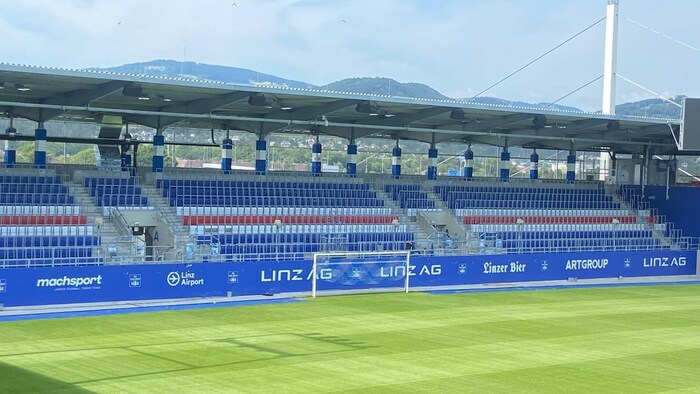 Im Donaupark sind nun die Fan-Tribüne mit Klappstühlen versehen.