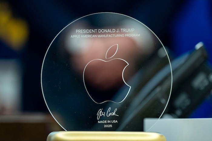 Apfel-Logo auf 24-karätigem Sockel: Mit diesem Präsent erhofft sich Apple-Chef Tim Cook ...