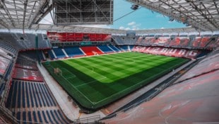 Der neue Rasen in der Arena machte den Kickern von Red Bull Salzburg zu schaffen. 