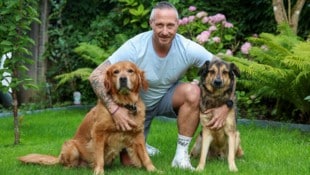 Austria Salzburgs Trainer Christian Schaider mit seinen Hunden Marley (links) und Seppi. 