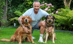 Austria Salzburgs Trainer Christian Schaider mit seinen Hunden Marley (links) und Seppi. 
