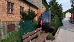 Das Auto durchbrach einen Zaun.