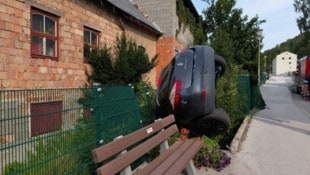 Das Auto durchbrach einen Zaun.