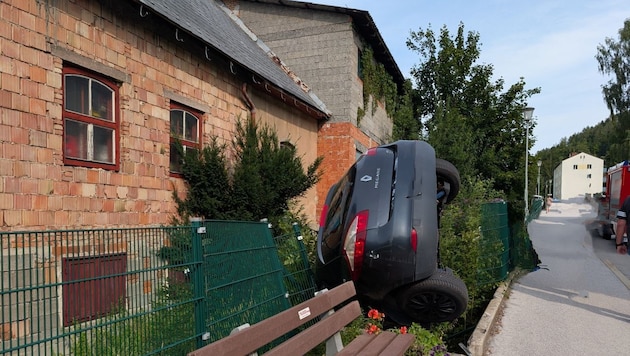 Das Auto durchbrach einen Zaun.