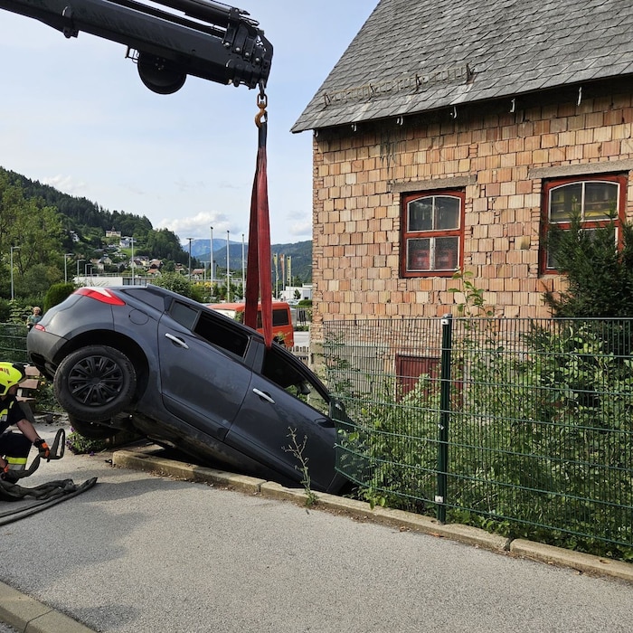 Mittels Kran wurde der Pkw geborgen.