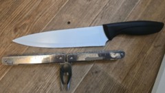 Mit diesem Messer bedrohte der Verdächtige die Handwerker im Badezimmer.