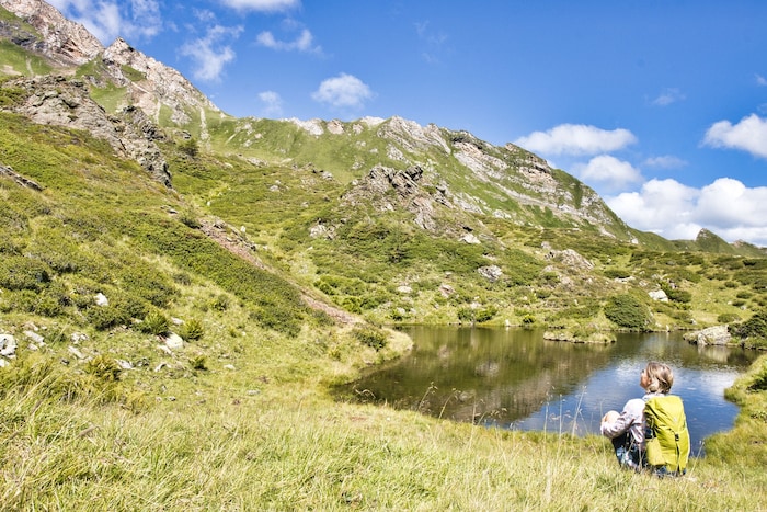 Kurze Verschnaufpause an einem kleinen Bergsee