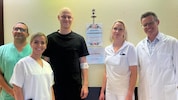 Symbolträchtiger Moment: Patient David Granabetter (Mitte) läutet gemeinsam mit einem Teil des ...