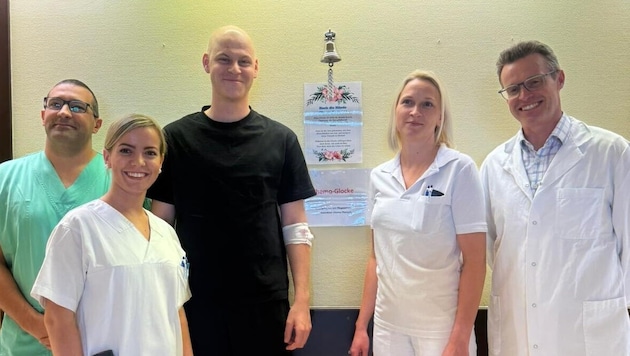 Symbolträchtiger Moment: Patient David Granabetter (Mitte) läutet gemeinsam mit einem Teil des ...