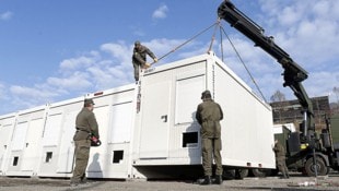 Archivbild aus dem Jahr 2015: Aufstellung von Containern durch das Bundesheer in Spielfeld