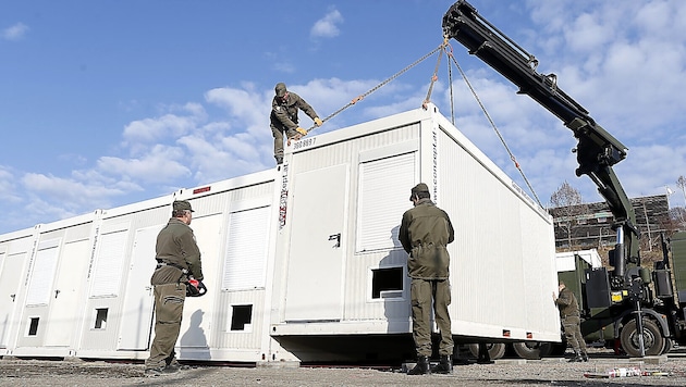 Archivbild aus dem Jahr 2015: Aufstellung von Containern durch das Bundesheer in Spielfeld