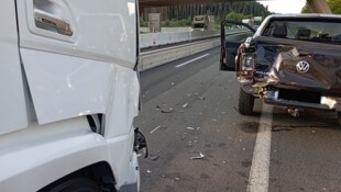 Der Lkw-Fahrer konnte nicht mehr bremsen und fuhr auf den Pkw des 17-Jährigen auf.