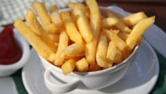 Der beliebte Freibad-Snack kann ein Risiko für die Gesundheit darstellen.