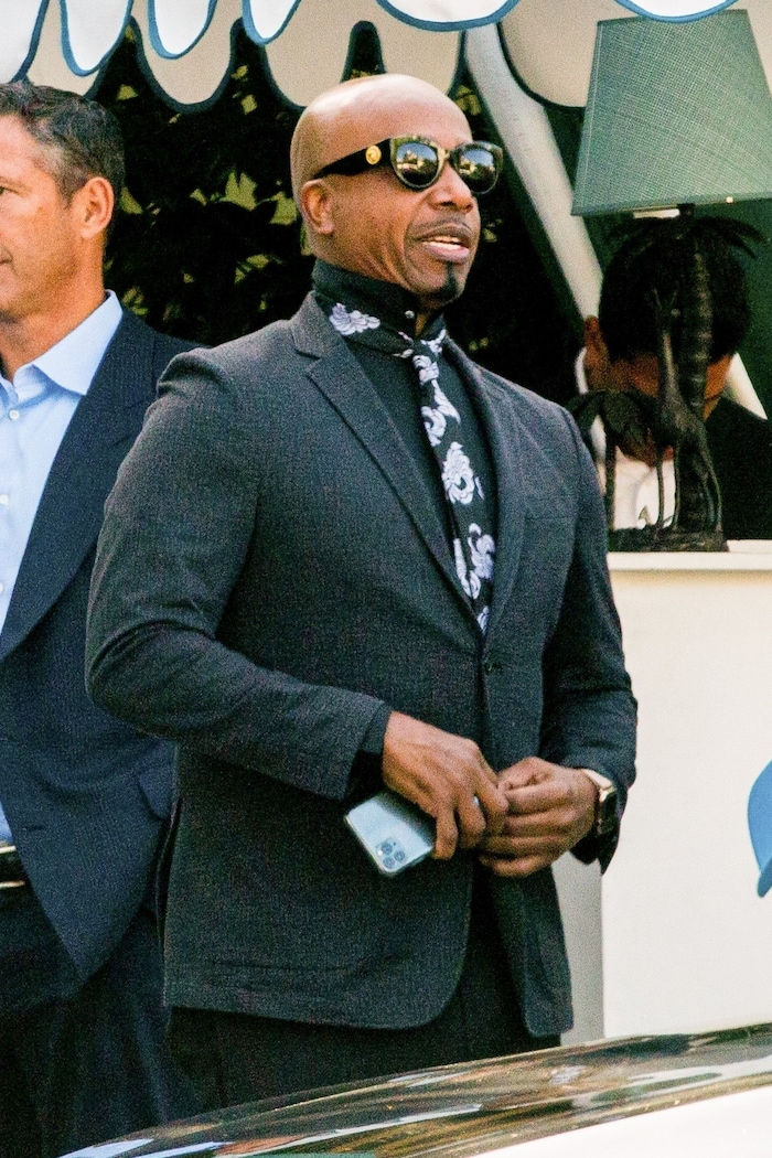 Mc Hammer muss sich jetzt warm anziehen – die Bank will ihr Geld und zerrt ihn vor Gericht.