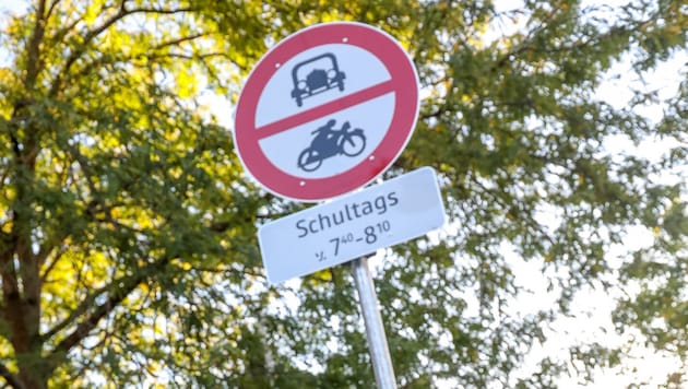 Vor Unterrichtsbeginn werden in Schulstraßen Kraftfahrzeuge ausgesperrt