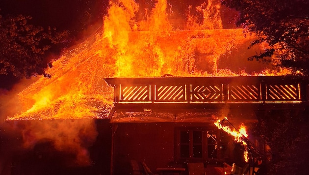 Das Gebäude stand beim Eintreffen der Feuerwehren in Vollbrand.