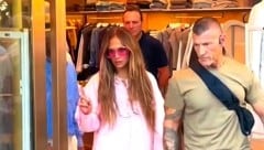 JLo wurde von Sicherheitskräften von Chanel abgewiesen und gab dann nebenan Tausende aus.
