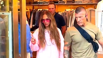 JLo wurde von Sicherheitskräften von Chanel abgewiesen und gab dann nebenan Tausende aus.