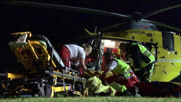 Der Heli landete am nahe gelegenen Fußballplatz des FC Kennelbach.