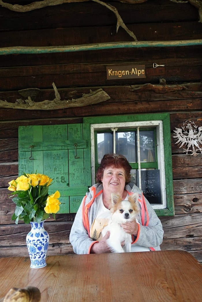 Hündchen „Muggi“ von Chefin Lydia kennt keine Berührungsängste mit den Gästen der Kragenalm.