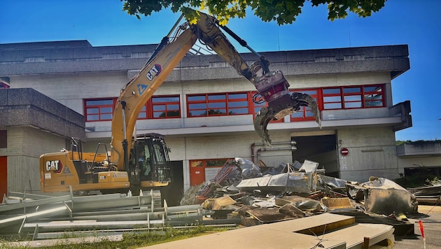 Wenn alle umweltschädlichen Materialien entfernt wurden, sollen die Bagger anrollen.