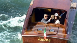 Seit ihrer Hochzeit in Venedig lieben George und Amal Clooney Italien. Jetzt bieten die beiden ...