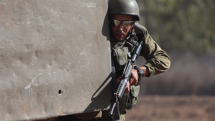 Ein israelischer Soldat an der Grenze zum Gazastreifen