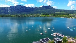 Der idyllische Mondsee im Privatbesitz heizte die Diskussion um frei zugängliche öffentliche ...