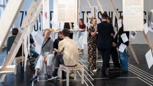 Zum Austausch über Krisen und Chancen lädt die aktuelle Schau im Haus der Architektur.