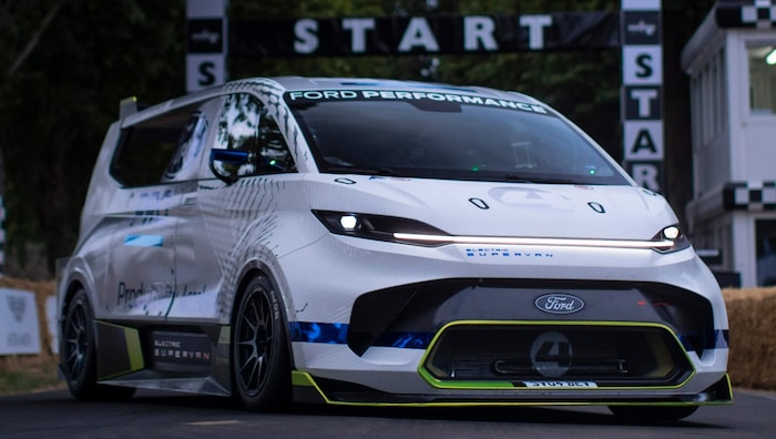 So stark sind nicht alle elektrischen Ford Transit: Der „Supervan“ leistet 2000 PS.