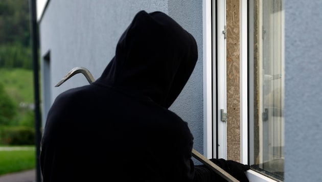 Die unbekannten Täter verschafften sich über ein Fenster Zutritt zu dem Hotel (Symbolbild).