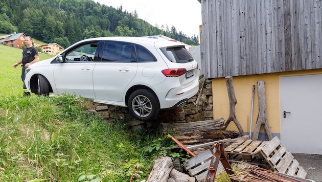 Der Wagen blieb an einer Geländekante hängen.