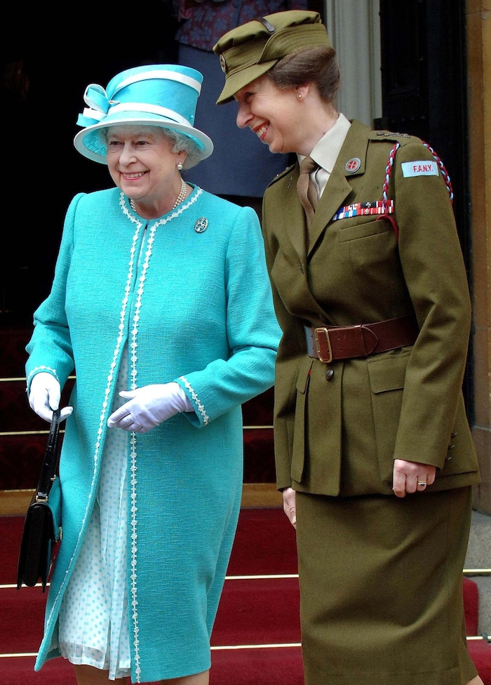 Prinzessin Anne, in Uniform, mit ihrer Mutter Königin Elizabeth II. im Jahr 2007