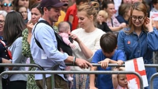 Prinzessin Beatrice von York mit Ehemann Edoardo Mapelli Mozzi, den Töchtern Sienna und Athena ...