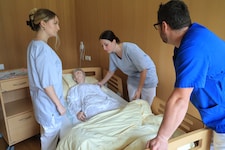 Die Kosten für Pflege und andere Sozialleistungen sind in den vergangenen Jahren völlig aus dem ...