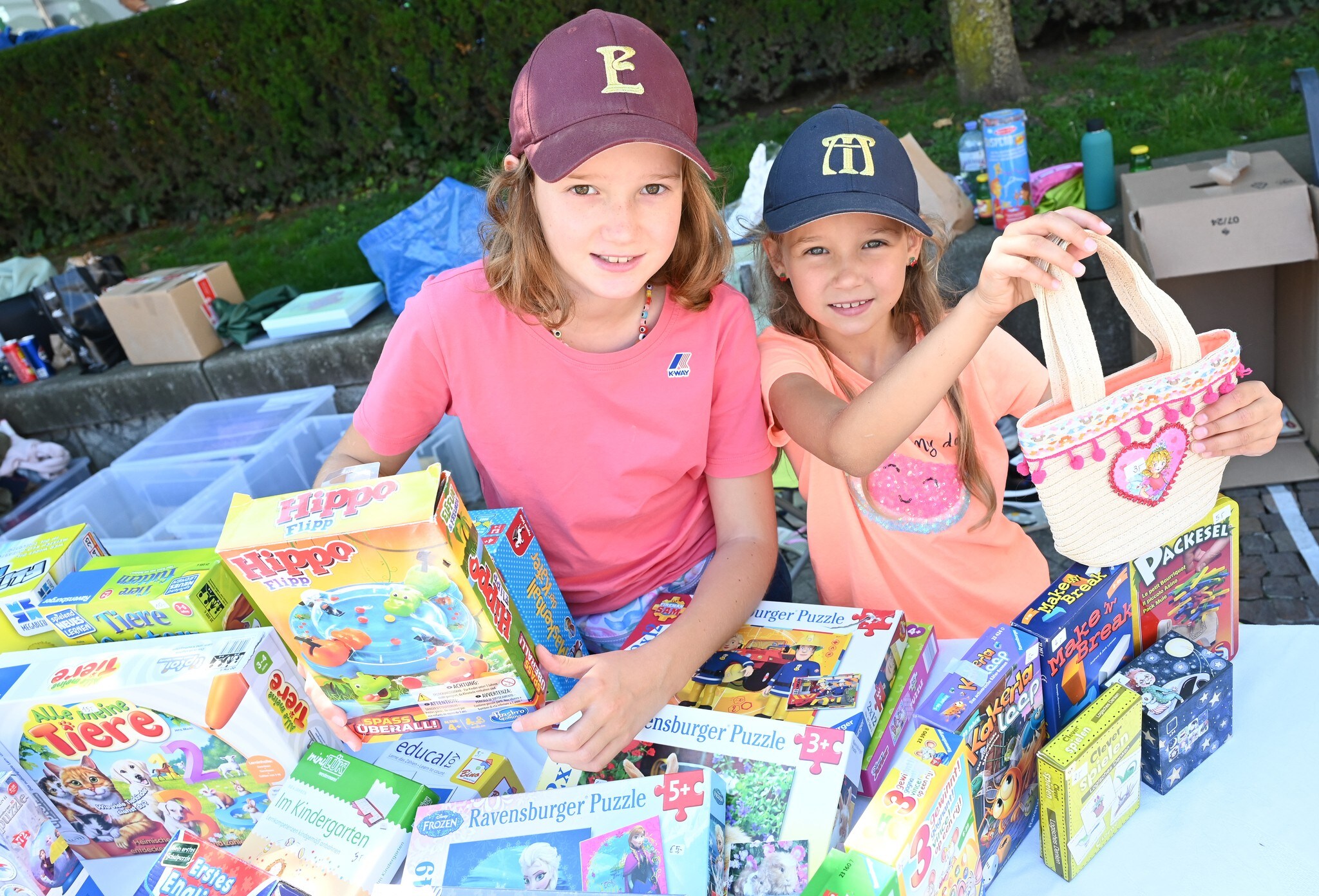 Ella und Matilda haben am Kinderflohmarkt beim Dom ihr Standl.