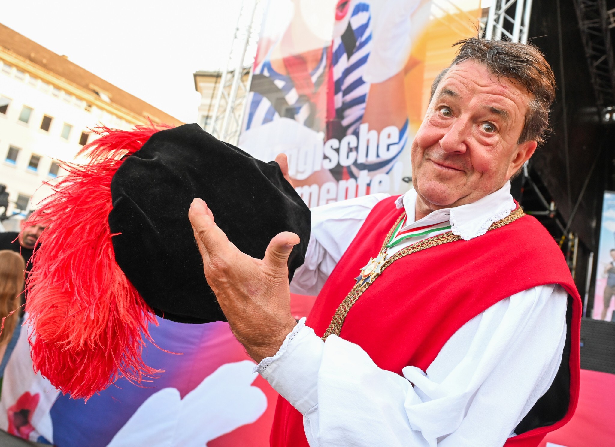 Trauriger Suchender: Wer hat Hans Schaunigs Hut gefunden?