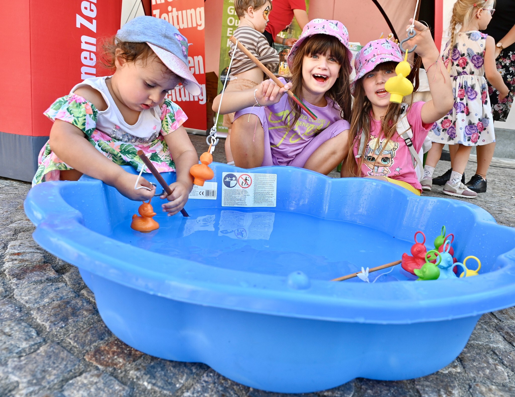 Enten angeln bei der „Krone“ in der Kinderwelt im Landhaushof.