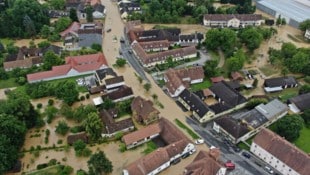 Land unter in Neudau beim Hochwasser im Juni 2024. Die Schutzdämme waren damals noch in Arbeit. 