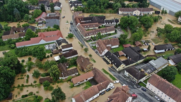 Land unter in Neudau beim Hochwasser im Juni 2024. Die Schutzdämme waren damals noch in Arbeit.