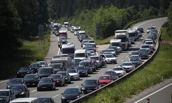 Urlaubszeit ist Stauzeit – doch das Auto ist und bleibt die beliebteste Art zu verreisen für die ...