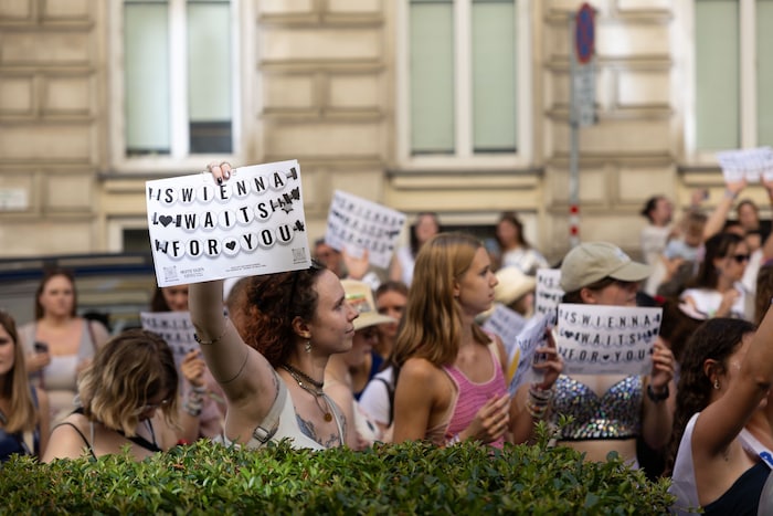Die Swifties trafen sich ein Jahr nach dem vereitelten Anschlag auf das Konzert in Wien.