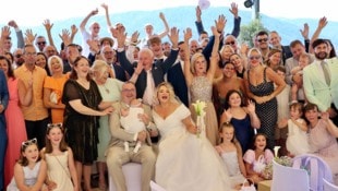 An ihrem großen Freudentag wurden Sandra Köhldorfer und Ryan Bank von Freunden und Familie ...