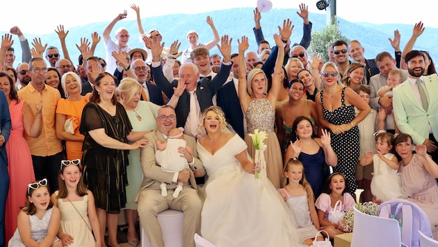 An ihrem großen Freudentag wurden Sandra Köhldorfer und Ryan Bank von Freunden und Familie ...