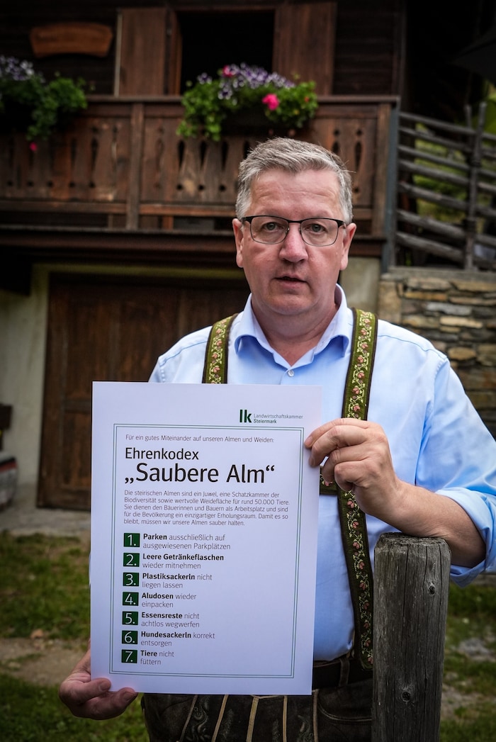 Der Präsident der steirischen Landwirtschaftskammer mit dem Ehrenkodex für mehr Sauberkeit auf ...